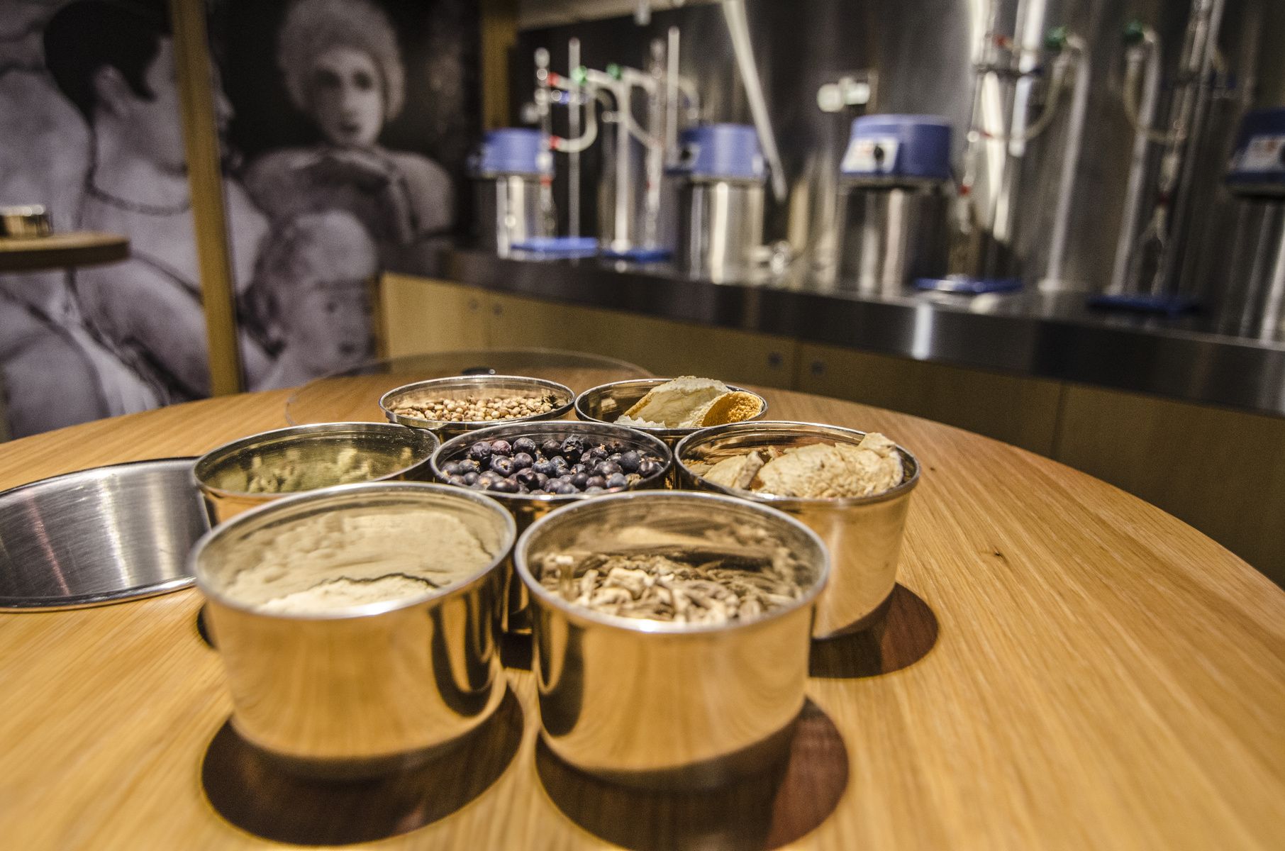 13.01.2015 Plymouth Gin Destillery's different herbs to choose from, for tour participant's when making their own gin as part of the tour. Plymouth Gin Destillery, 60 Southside Street, Plymouth, has been located in the same building since 1793. By 1850, the destillery delivered over 1000 barrels of gin to the British Royal Navy, who regularely sailed their gin to places all over the world. They now produce on average 1125000 liters of gin every year. Plymouth Gin Destillery is now an important business in Plymouth, not only offering locally produced gin in their bar and in-house shop, but also on the cultural aspect; offering tours with gin-tasting and personalised gin-making.