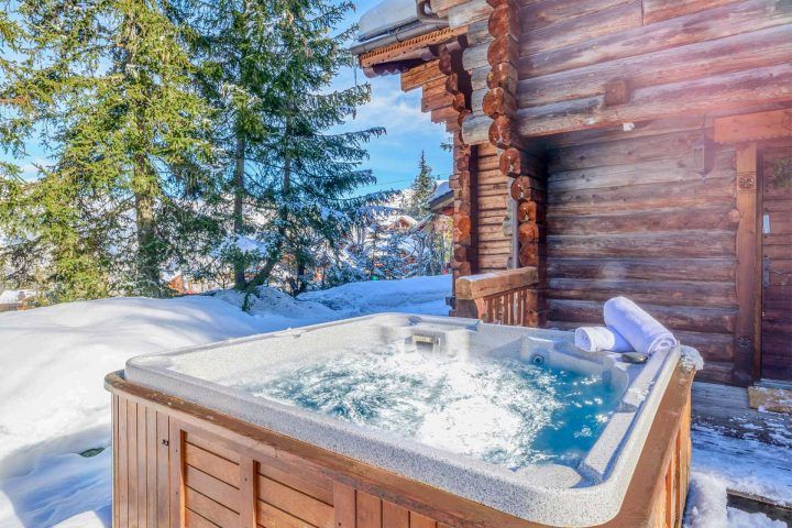 Hot tub outside chalet in La Tania