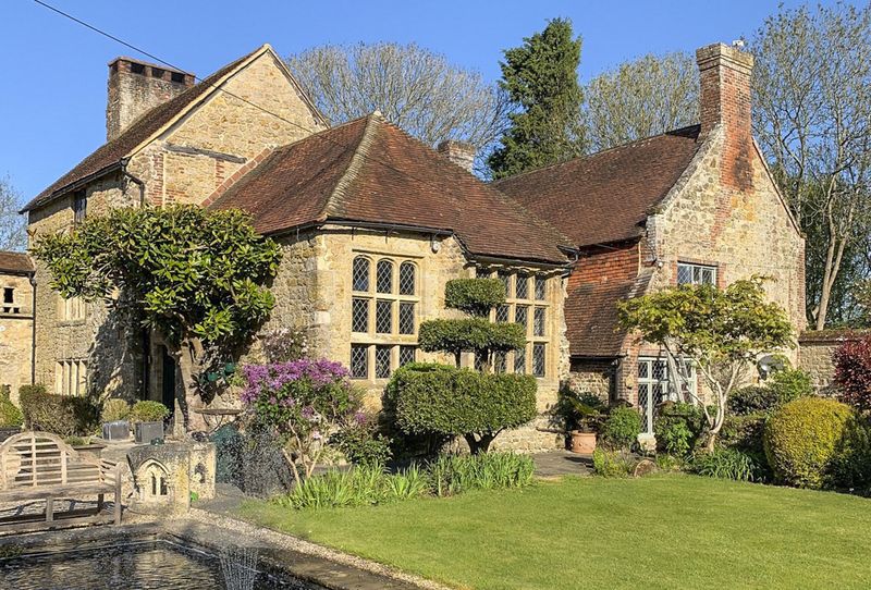 Elizabethan Manor - live like a royal