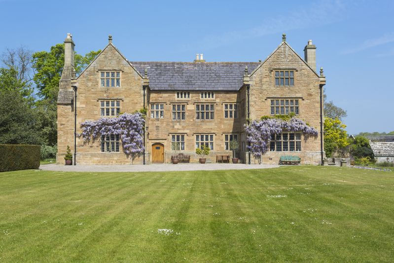 Jacobean Manor - live like a royal