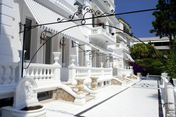Celebrity Life in a Cannes - Oliver's Travels