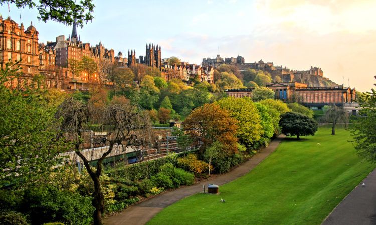 where to visit in scotland edinburgh old town at sunset