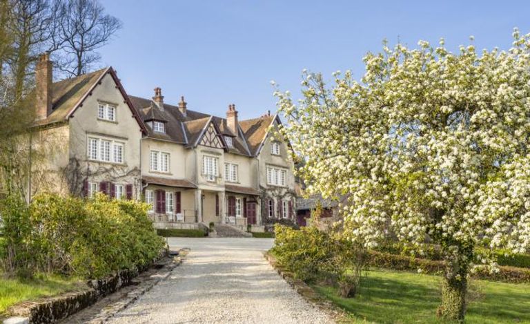 driveway of Manoir in France