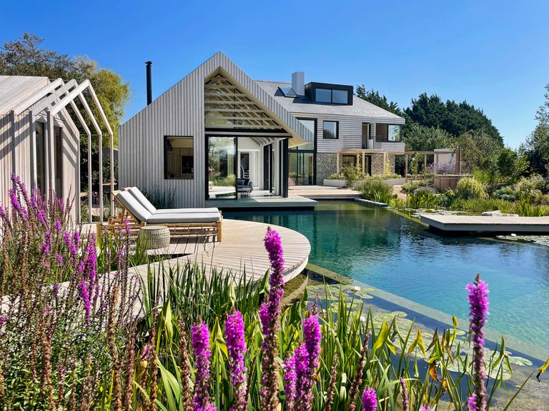 Ultra modern house with pool in Sussex